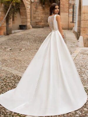 H97033679b4d248f29932faa1da6699c9I Cropped