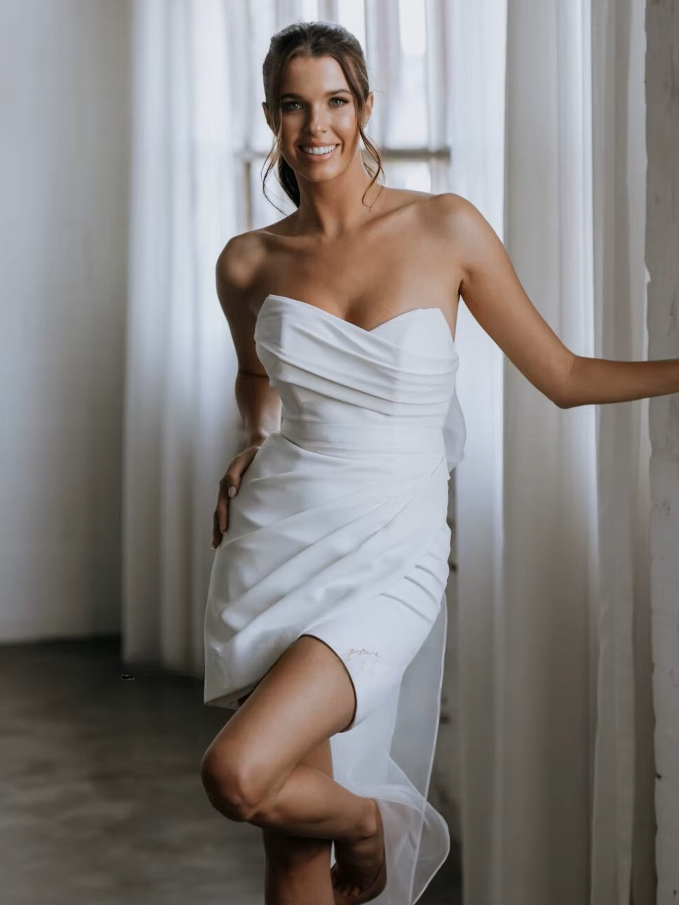 Robe de Mariée Courte et Droite 3 Robe de Mariée Courte et Droite – Image 3