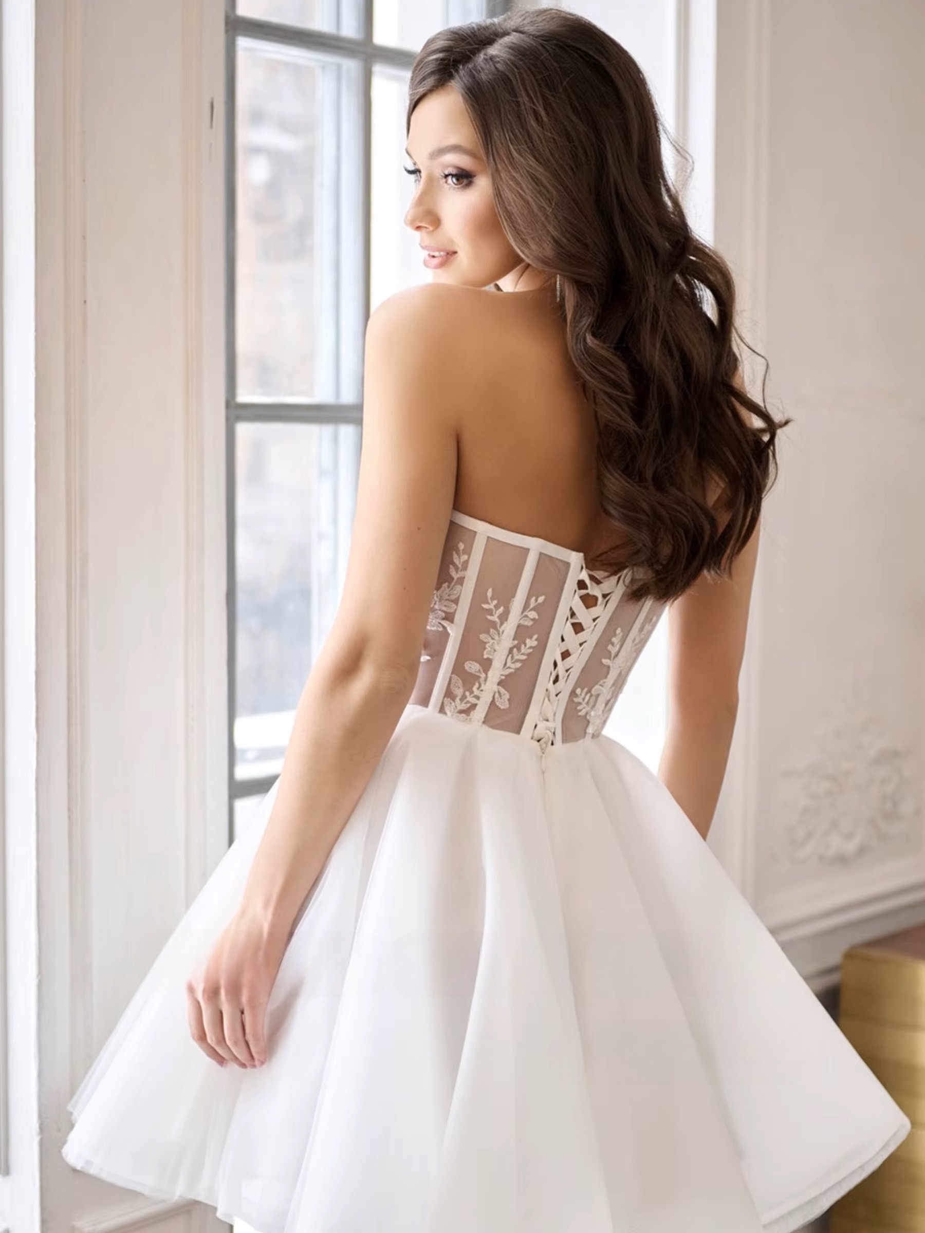 Robe de Mariée Courte Bustier Dentelle 2 Robe de Mariée Courte Bustier Dentelle – Image 2